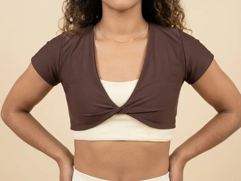 Modelo con top café sobre fondo beige